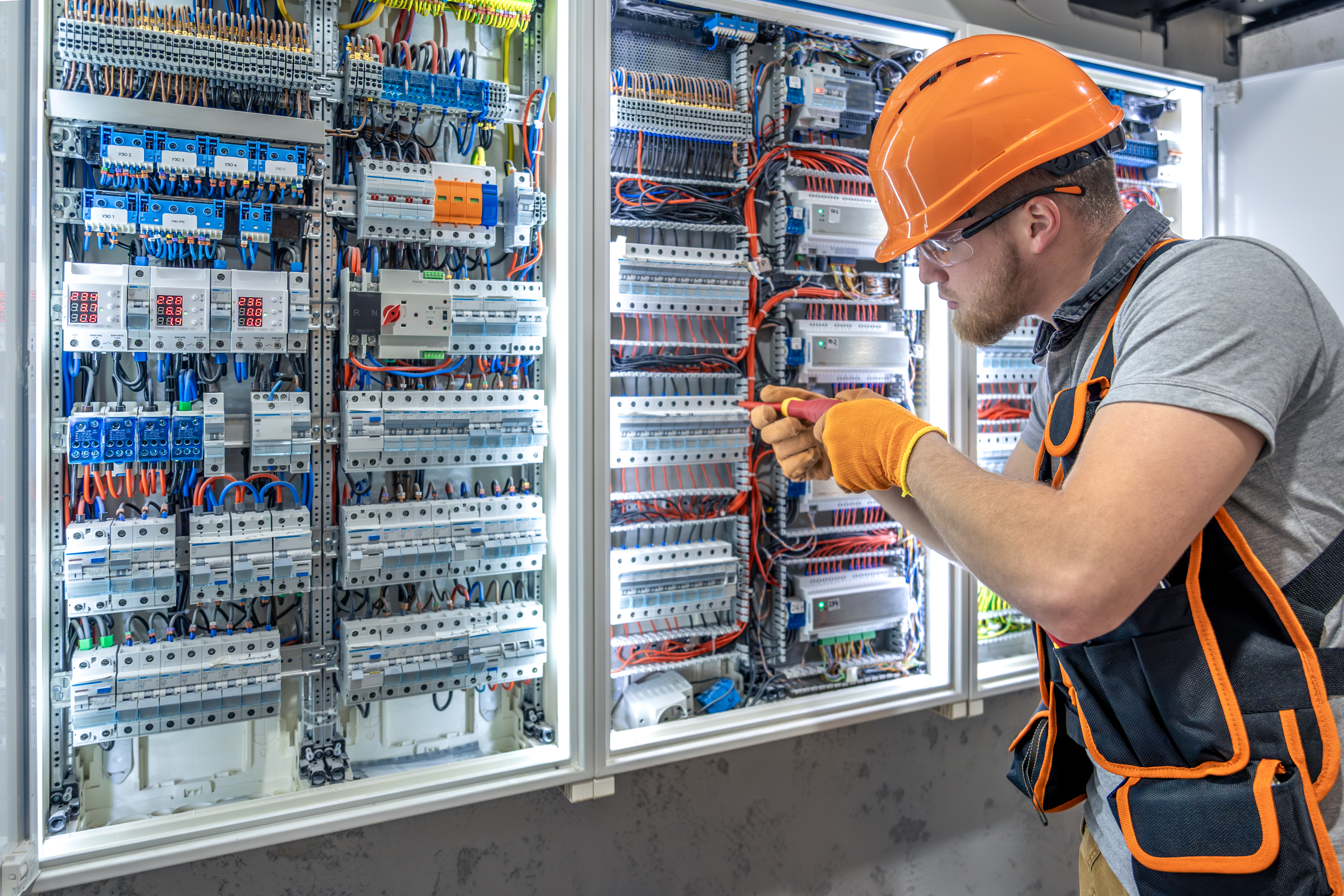 Elektricien aan het werk bij een verdeelkast