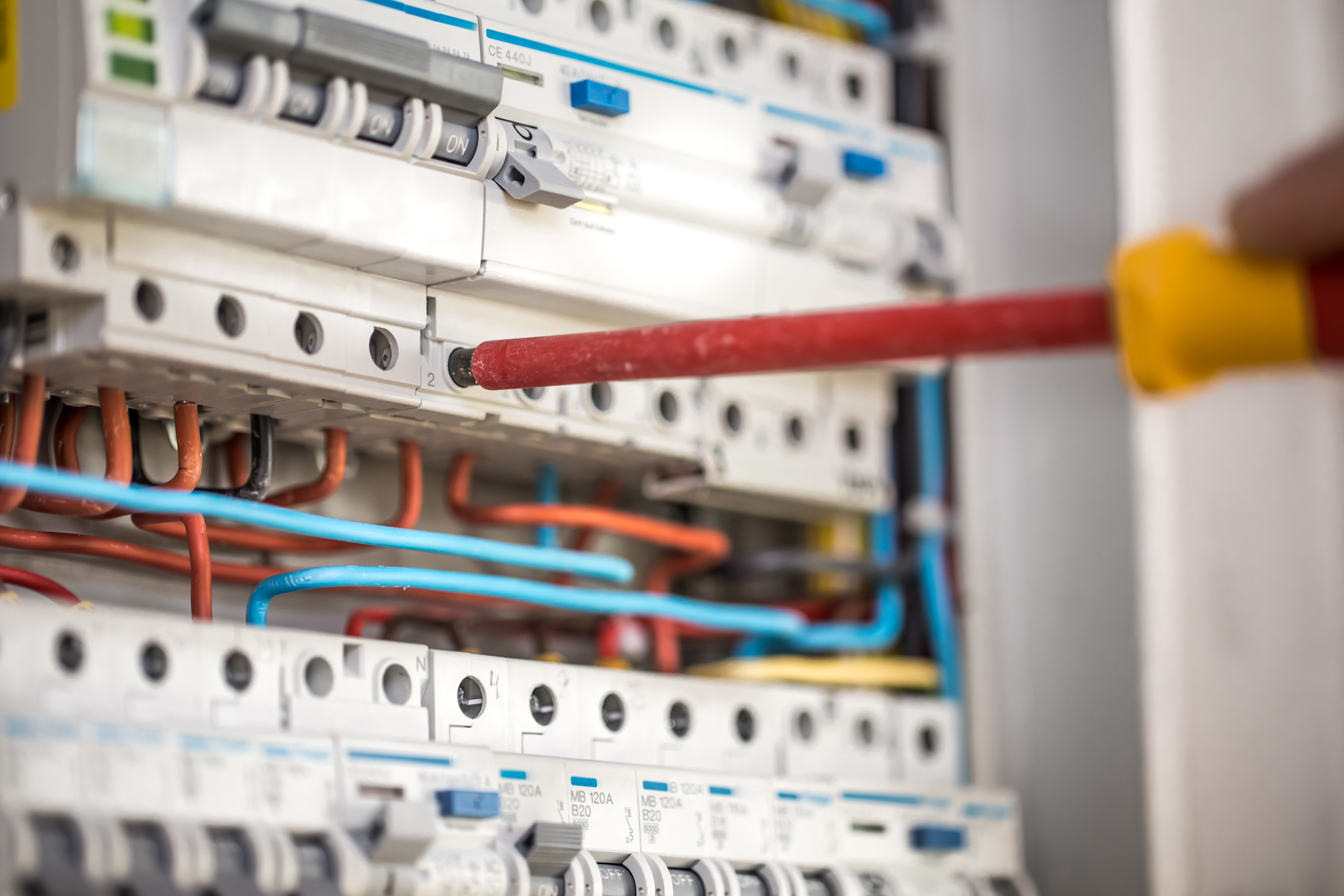 Aansluiten van elektrische installatie