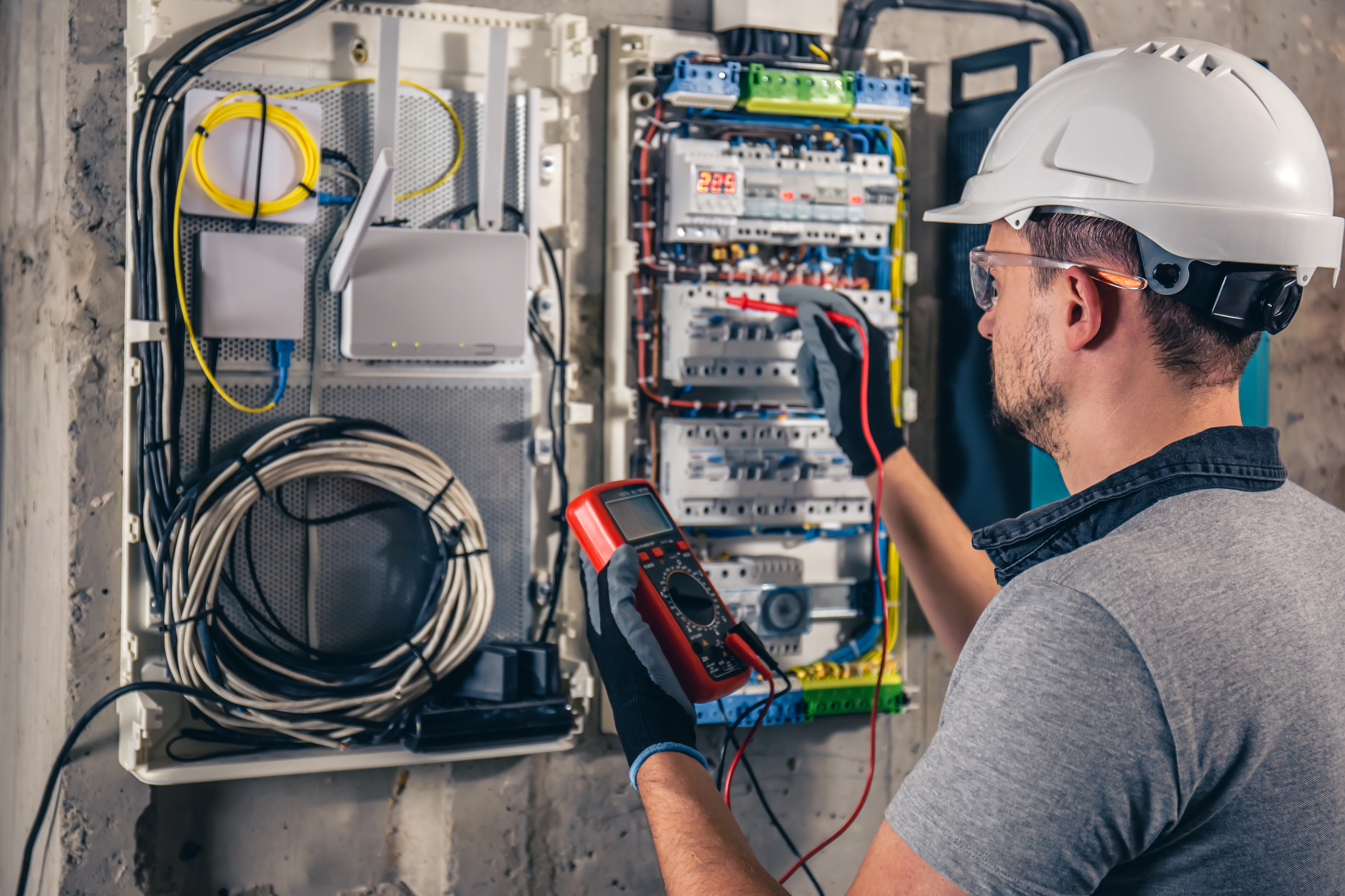 Elektromonteur bij groepenkast